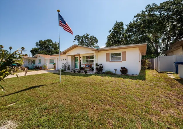Photo 3 of Sale Pending at 2135 Pocahontas Dr, Largo, FL 33774 | MLS# TB8544331 | Listing updated on 2026-09-04