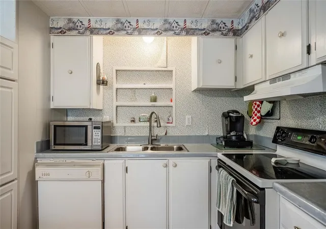 Photo 4 of Manufactured home for sale at 5302 Powhattan St, Zephyrhills, FL 33542 | MLS# TB8544333 | Listing updated on 2026-09-15