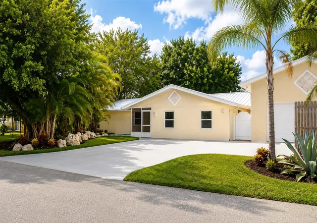 Photo 2 of Single family home for sale at 308 Cypress Rd, Venice, FL 34293 | MLS# A4704696 | Listing updated on 2026-09-02