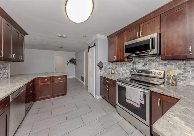 Photo 4 of Single family home for sale at 2161 Inner Cass Cir, Sarasota, FL 34231 | MLS# TB8544374 | Listing updated on 2026-09-15