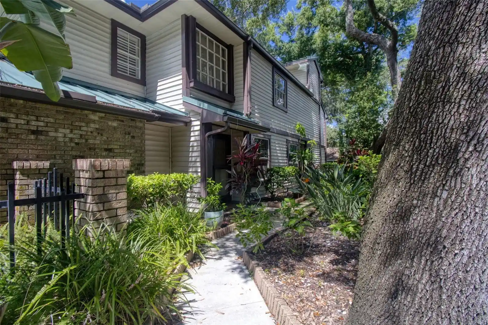 Listing Photo 2 - Condo for sale in 1490 Mahogany Ln located at 1490 Mahogany Ln, PALM HARBOR, FL 34683 - Unit #706