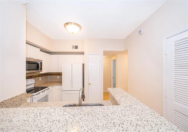 Listing Photo 5 - Condo for sale in building located at 315 Grand Magnolia Ave, CELEBRATION, FL 34747 - Unit #207