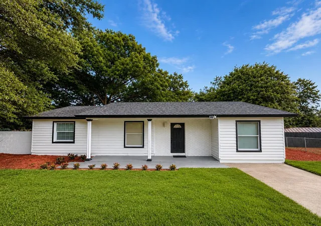 Photo 2 of Single family home for sale at 2310 Lisa Ct W, Sanford, FL 32771 | MLS# O6438165 | Listing updated on 2026-09-02