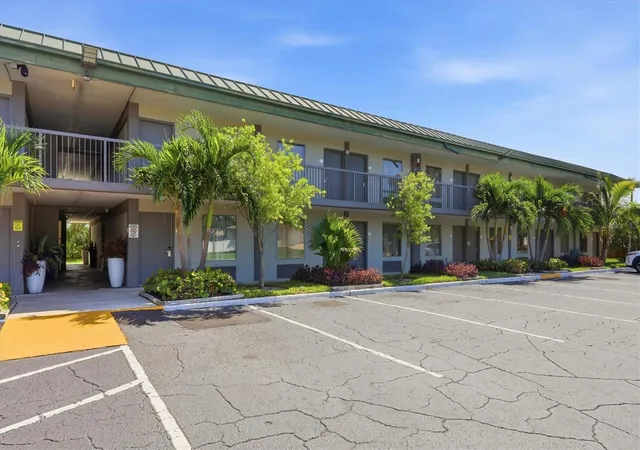 Photo 1 of Condo for sale at 7150 N Tamiami Trl #S511, Sarasota, FL 34243 | MLS# A4704739 | Listing updated on 2026-09-04