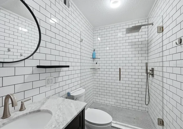 Photo 3 of Condo for sale at 7150 N Tamiami Trl #S511, Sarasota, FL 34243 | MLS# A4704739 | Listing updated on 2026-09-04