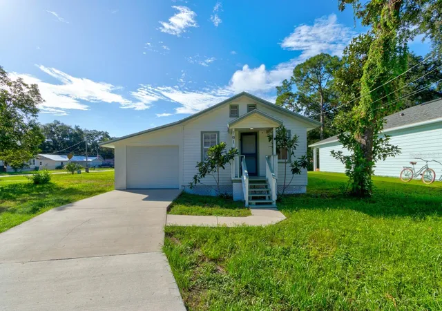 Photo 4 of Single family home for sale at 701 Flomich St, Daytona Beach, FL 32117 | MLS# V4951057 | Listing updated on 2026-10-03