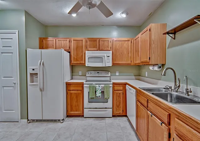 Photo 4 of Townhouse for sale at 832 NW 42nd Terrace, Gainesville, FL 32605 | MLS# GC543176 | Listing updated on 2026-09-04