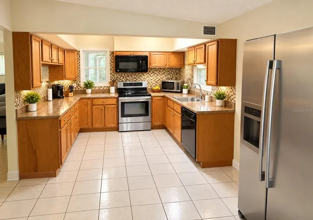 Photo 3 of Single family home for sale at 6233 Oakcrest Cir, Orlando, FL 32808 | MLS# O6438298 | Listing updated on 2026-09-04