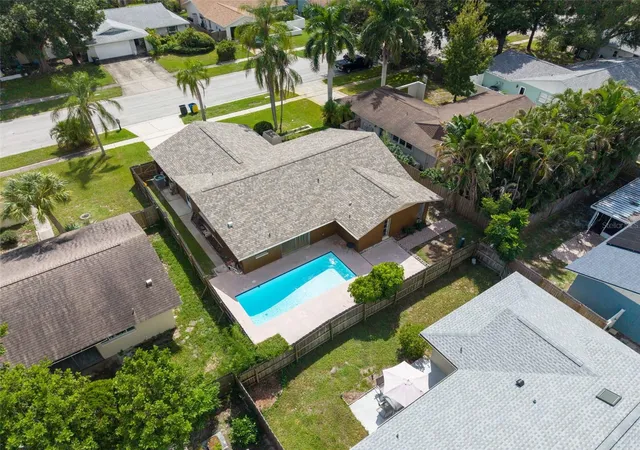 Photo 4 of Single family home for sale at 2374 Covington Dr, Clearwater, FL 33763 | MLS# TB8544614 | Listing updated on 2026-09-23
