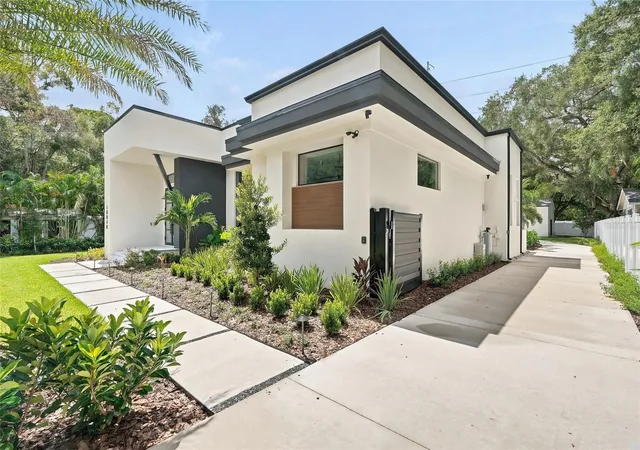 Photo 4 of Single family home for sale at 10040 59th Avenue N, Saint Petersburg, FL 33708 | MLS# TB8544635 | Listing updated on 2026-09-05