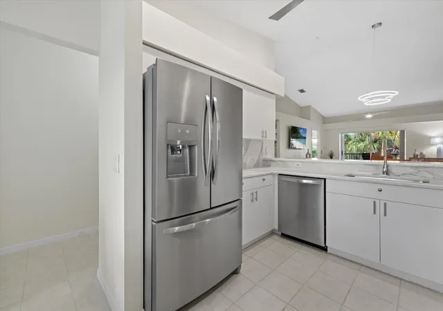 Photo 4 of Condo for sale at 9580 High Gate Dr #1822, Sarasota, FL 34238 | MLS# A4704785 | Listing updated on 2026-10-04