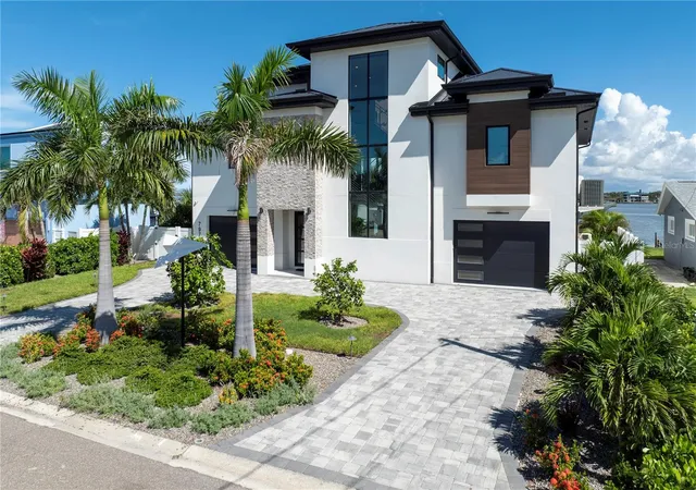 Photo 1 of Single family home for sale at 7973 Causeway Blvd N, Saint Petersburg, FL 33707 | MLS# TB8544675 | Listing updated on 2026-09-26
