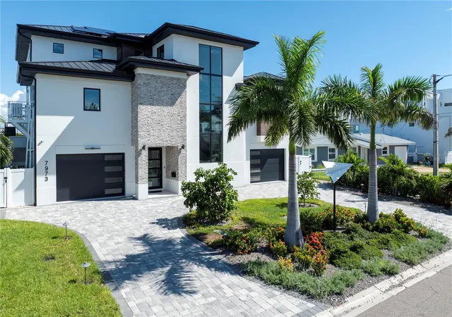 Photo 2 of Single family home for sale at 7973 Causeway Blvd N, Saint Petersburg, FL 33707 | MLS# TB8544675 | Listing updated on 2026-09-26
