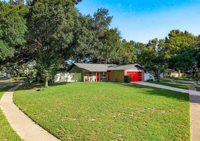 Photo 2 of Single family home for sale at 1410 Vale Ct, Dunedin, FL 34698 | MLS# TB8544682 | Listing updated on 2026-09-29