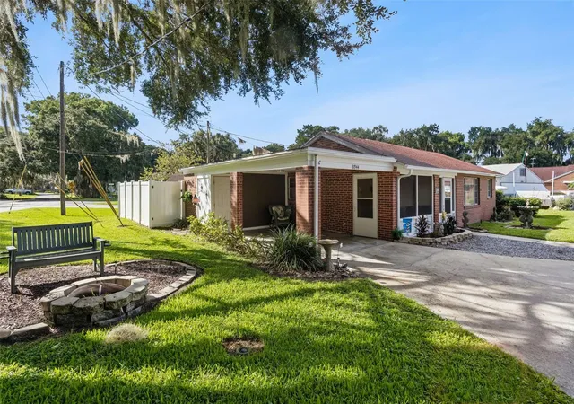 Photo 2 of Single family home for sale at 31944 Elizabeth Ln, Tavares, FL 32778 | MLS# G5117274 | Listing updated on 2026-09-22