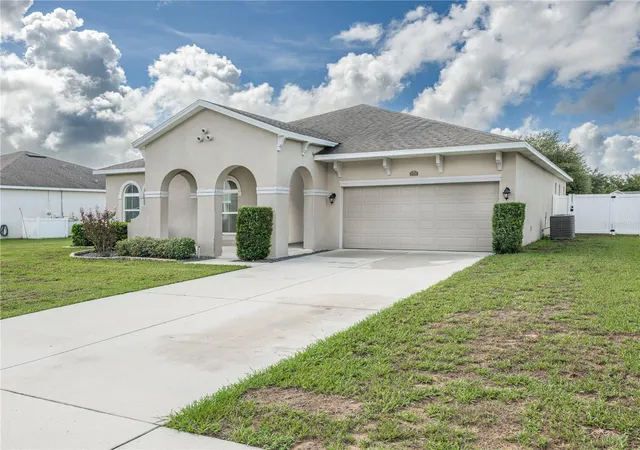 Single family home for sale at 37102 Scenic Blf Dr, GRAND ISLAND, FL 32735 | MLS# G5117278