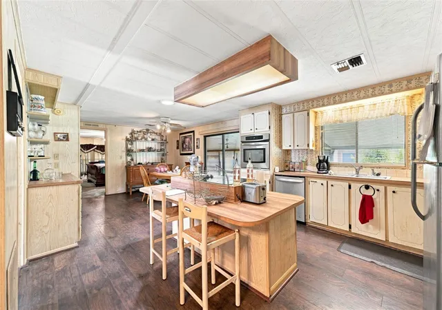 Photo 3 of Manufactured home for sale at 8150 Modena Ave, Brooksville, FL 34613 | MLS# W7889126 | Listing updated on 2026-09-04