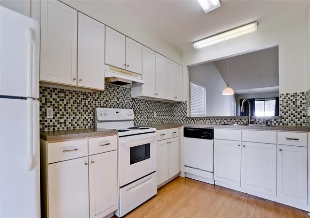 Listing Photo 4 - Condo for sale in building located at 6019 27th St W, BRADENTON, FL 34207 - Unit #6019