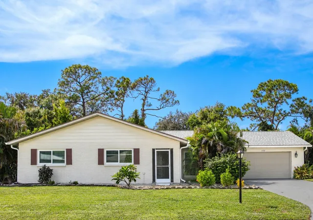 Photo 1 of Single family home for sale at 5726 Timber Lake Dr, Sarasota, FL 34243 | MLS# A4704830 | Listing updated on 2026-09-29