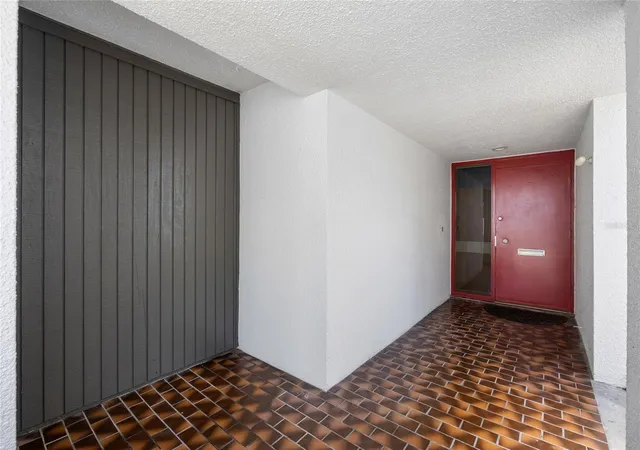 Listing Photo 5 - Condo for sale in building located at 14225 Cypress Cir, TAMPA, FL 33618 - Unit #14225
