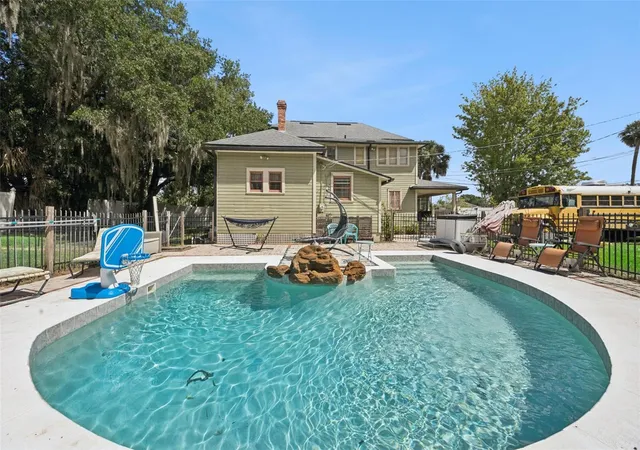 Photo 3 of Single family home for sale at 2201 Celery Ave, Sanford, FL 32771 | MLS# O6438516 | Listing updated on 2026-10-04