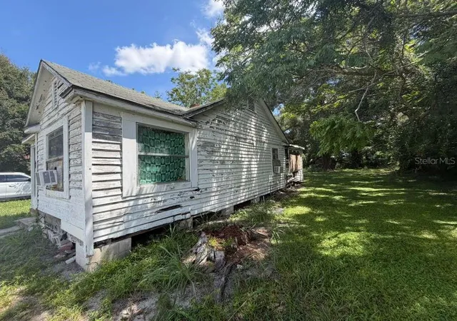 Photo 2 of Single family home for sale at 410 N Orange Ave, Umatilla, FL 32784 | MLS# TB8544864 | Listing updated on 2026-09-21