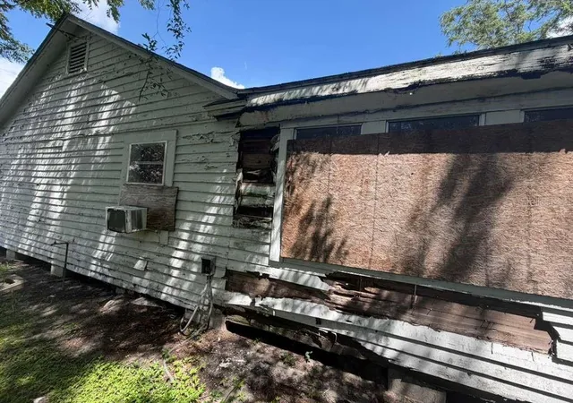 Photo 3 of Single family home for sale at 410 N Orange Ave, Umatilla, FL 32784 | MLS# TB8544864 | Listing updated on 2026-09-21