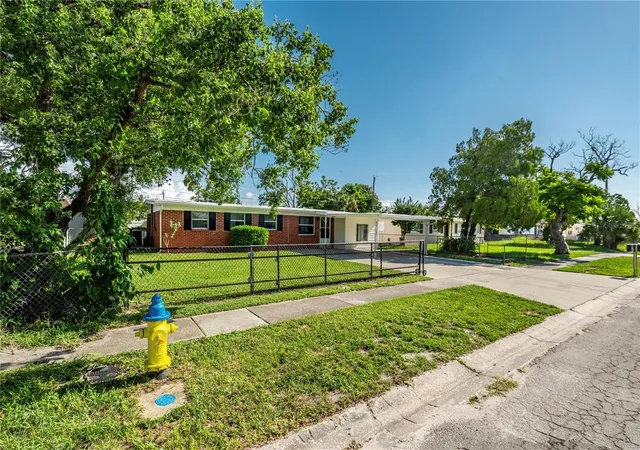 Photo 2 of Single family home for sale at 6913 W Clifton St, Tampa, FL 33634 | MLS# C7530286 | Listing updated on 2026-10-08
