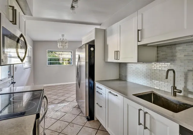 Photo 3 of Single family home for sale at 2112 Vivada St, Orlando, FL 32803 | MLS# O6438638 | Listing updated on 2026-09-04
