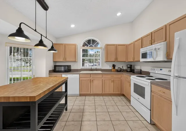 Photo 4 of Single family home for sale at 8014 Spring Crk Dr, Kissimmee, FL 34747 | MLS# O6438647 | Listing updated on 2026-10-28