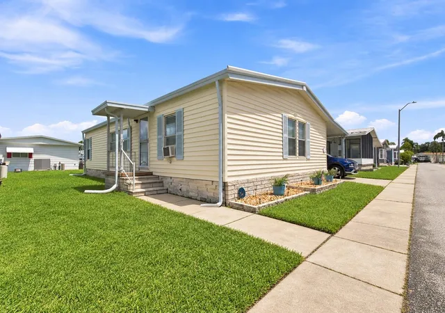 Photo 3 of Manufactured home for sale at 56 Pelican Dr S, Oldsmar, FL 34677 | MLS# W7889152 | Listing updated on 2026-10-02