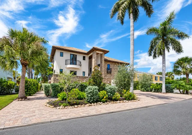 Photo 1 of Single family home for sale at 795 Marbury Ln, Longboat Key, FL 34228 | MLS# A4704899 | Listing updated on 2026-09-11