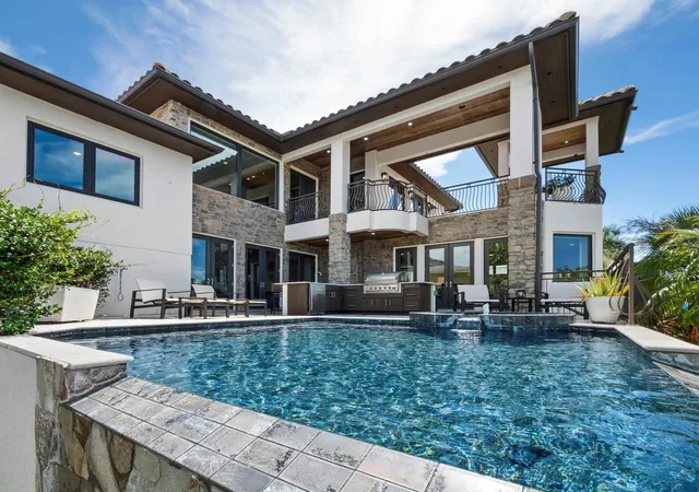 Photo 2 of Single family home for sale at 795 Marbury Ln, Longboat Key, FL 34228 | MLS# A4704899 | Listing updated on 2026-09-11