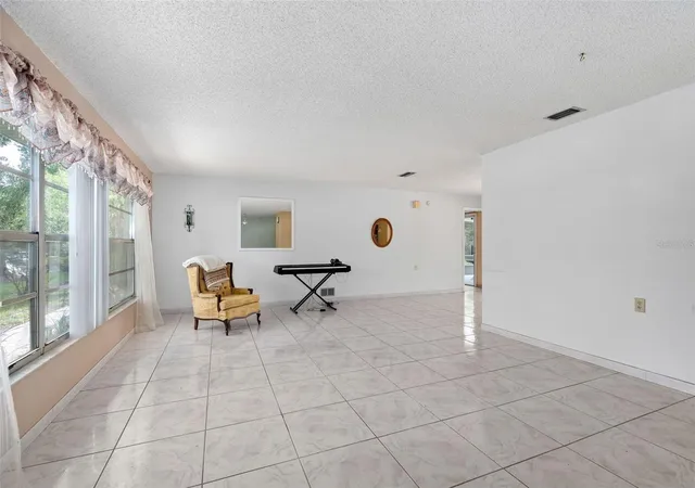 Photo 4 of Single family home for sale at 101 Suffolk Ct, Longwood, FL 32779 | MLS# O6438695 | Listing updated on 2026-09-14