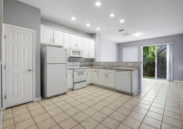 Photo 4 of Townhouse for sale at 5276 Paradise Cay Cir, Kissimmee, FL 34746 | MLS# O6438706 | Listing updated on 2026-09-06