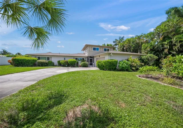 Photo 4 of Single family home for sale at 1820 Stanford Ln, Sarasota, FL 34231 | MLS# A4704918 | Listing updated on 2026-09-14