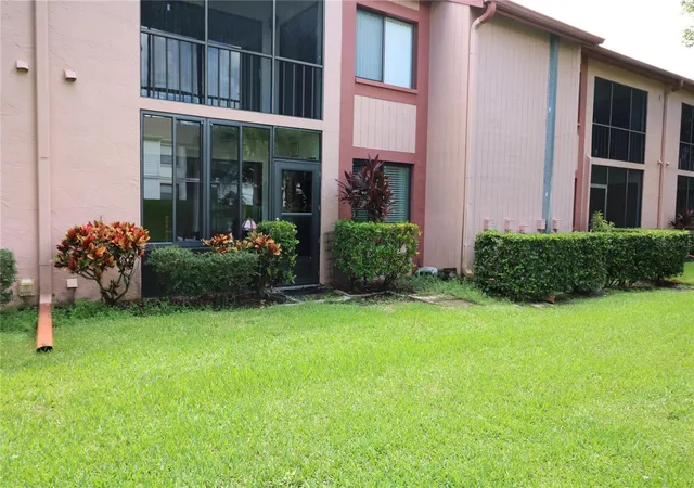 Listing Photo 5 - Condo for sale in building located at 105 Lakeside Ct, Oldsmar, FL 34677 - Unit #ELW VI UNIT 5