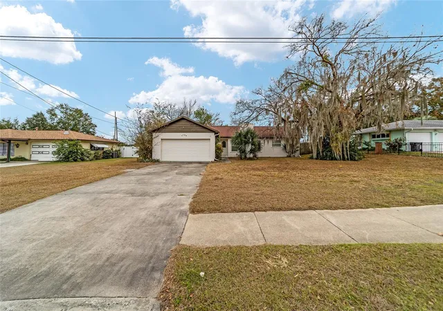 Photo 3 of Single family home for sale at 3720 Se 24th Street, Ocala, FL 34471 | MLS# OM731608 | Listing updated on 2026-09-17