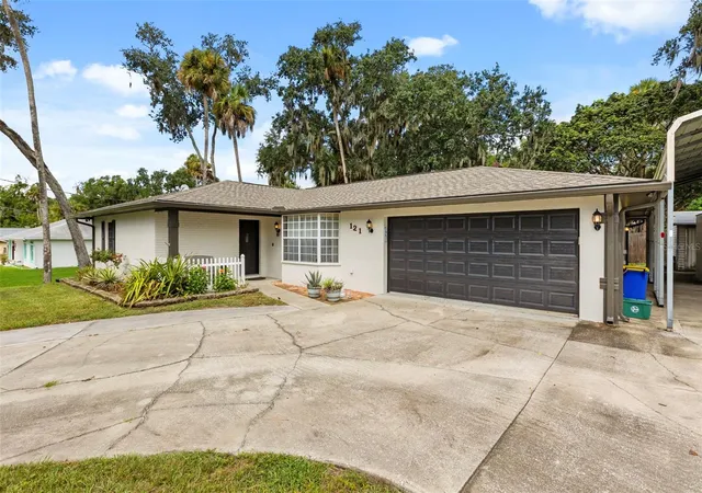 Photo 1 of Single family home for sale at 121 Oak Ridge Ave, Edgewater, FL 32132 | MLS# O6438793 | Listing updated on 2026-09-27