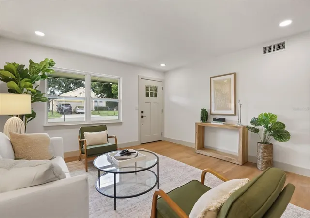 Photo 4 of Sale Pending at 421 Oakhurst St, Altamonte Springs, FL 32701 | MLS# O6438805 | Listing updated on 2026-10-07