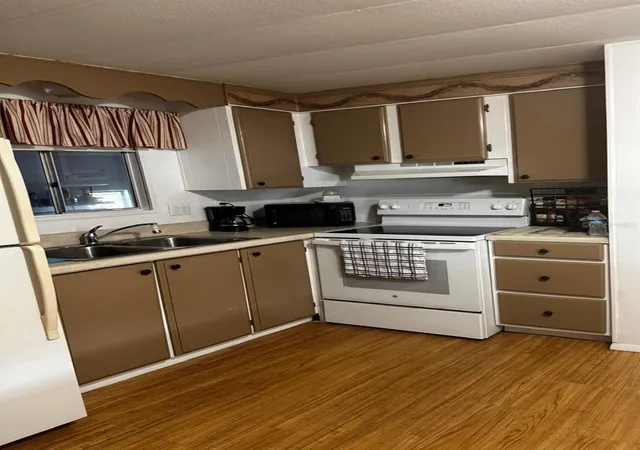 Photo 3 of Manufactured home for sale at 215 Edgewood Blvd, Lake Wales, FL 33898 | MLS# P4939767 | Listing updated on 2026-09-04