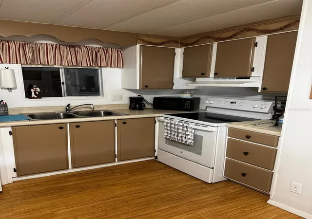 Photo 4 of Manufactured home for sale at 215 Edgewood Blvd, Lake Wales, FL 33898 | MLS# P4939767 | Listing updated on 2026-09-04
