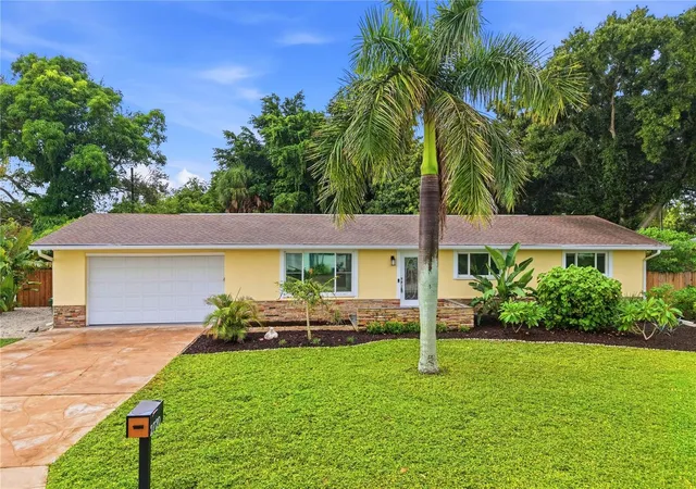 Photo 3 of Single family home for sale at 2720 Goldenrod St, Sarasota, FL 34239 | MLS# TB8545219 | Listing updated on 2026-10-02