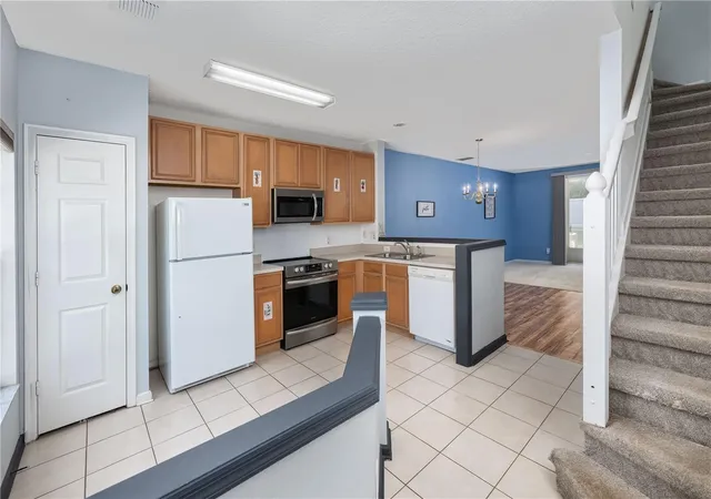 Photo 3 of Sale Pending at 923 Vineland Pl, Lake Mary, FL 32746 | MLS# O6438868 | Listing updated on 2026-09-23