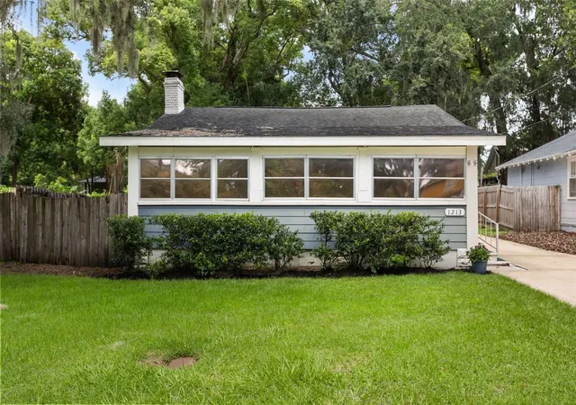 Photo 2 of Single family home for sale at 1213 Noble Pl, Orlando, FL 32801 | MLS# O6438885 | Listing updated on 2026-09-13