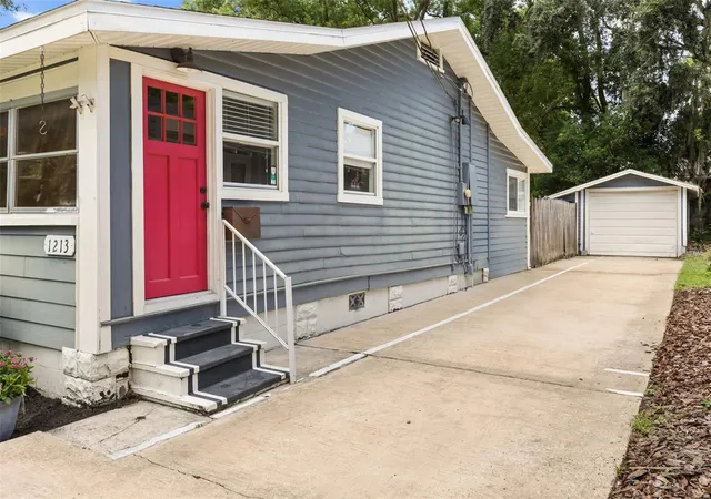 Photo 3 of Single family home for sale at 1213 Noble Pl, Orlando, FL 32801 | MLS# O6438885 | Listing updated on 2026-09-13