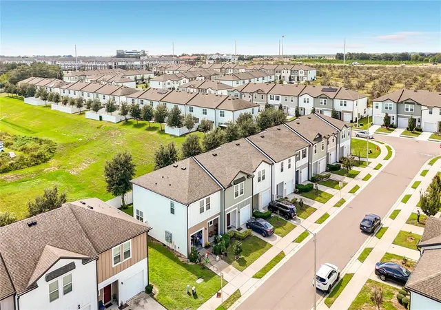 Townhouse for sale at 811 Grandin St, DAVENPORT, FL 33837 | MLS# G5117339