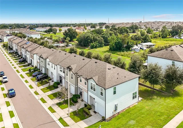 Photo 2 of Townhouse for sale at 811 Grandin St, Davenport, FL 33837 | MLS# G5117339 | Listing updated on 2026-10-13
