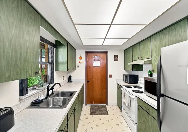 Photo 4 of Sale Pending at 547 Everett St, Deltona, FL 32725 | MLS# O6438905 | Listing updated on 2026-09-15