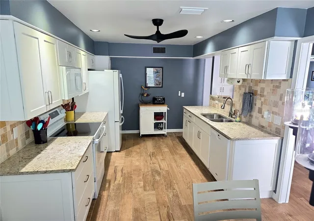 Listing Photo 4 - Condo for sale in building located at 3411 52nd Ave Cir W, BRADENTON, FL 34210
